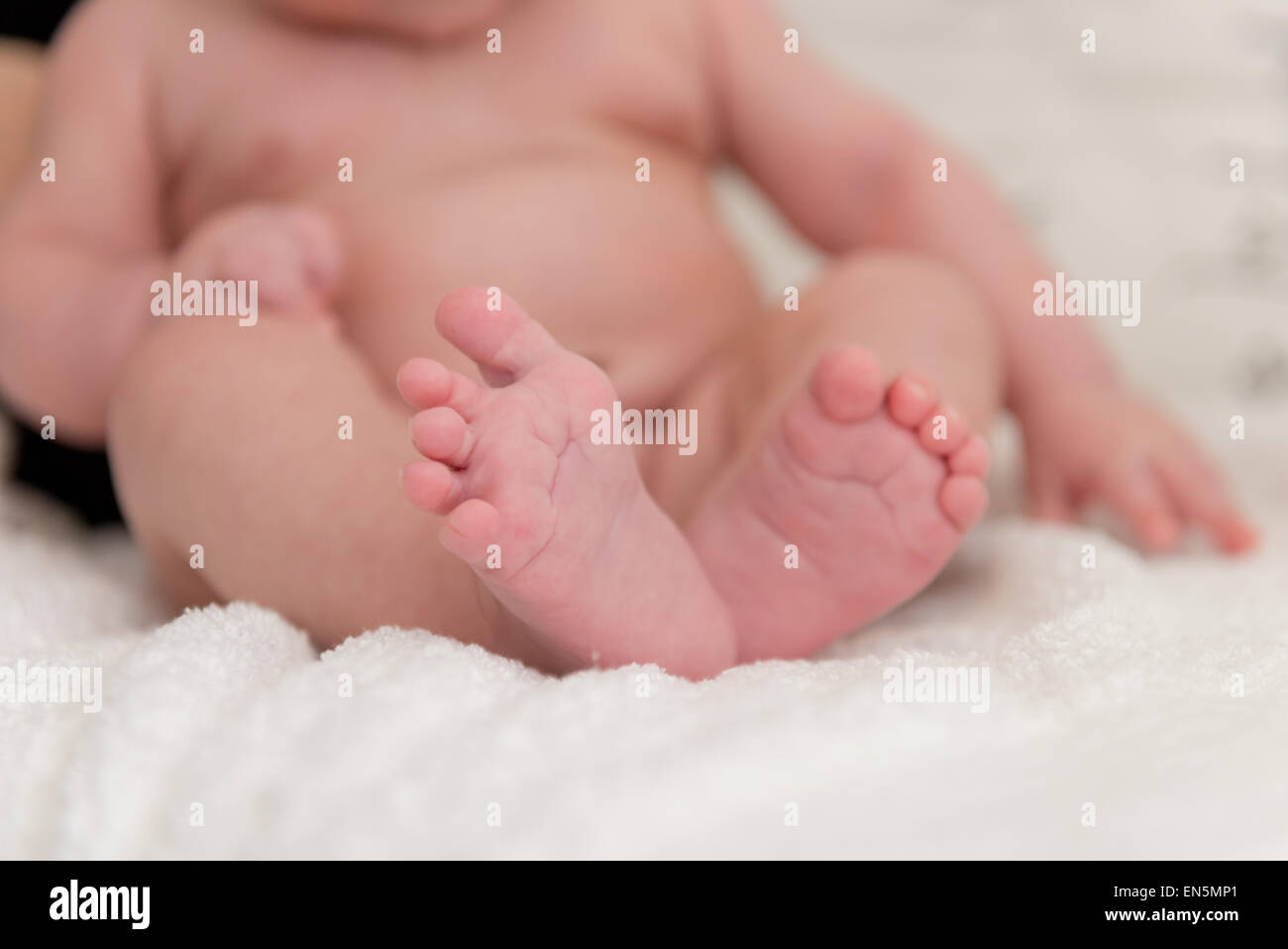 Piede neonato nel fuoco Foto Stock