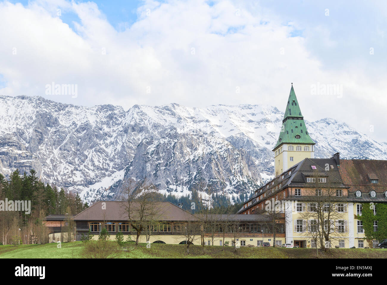 Schloss Elmau è un hotel di lusso che sarà il sito di La quarantunesima edizione del vertice G7 di giugno. Questo prestigioso hotel a cinque stelle di oggi offre 123 camere e suite. È annoverato tra i migliori hotel del mondo. Foto Stock