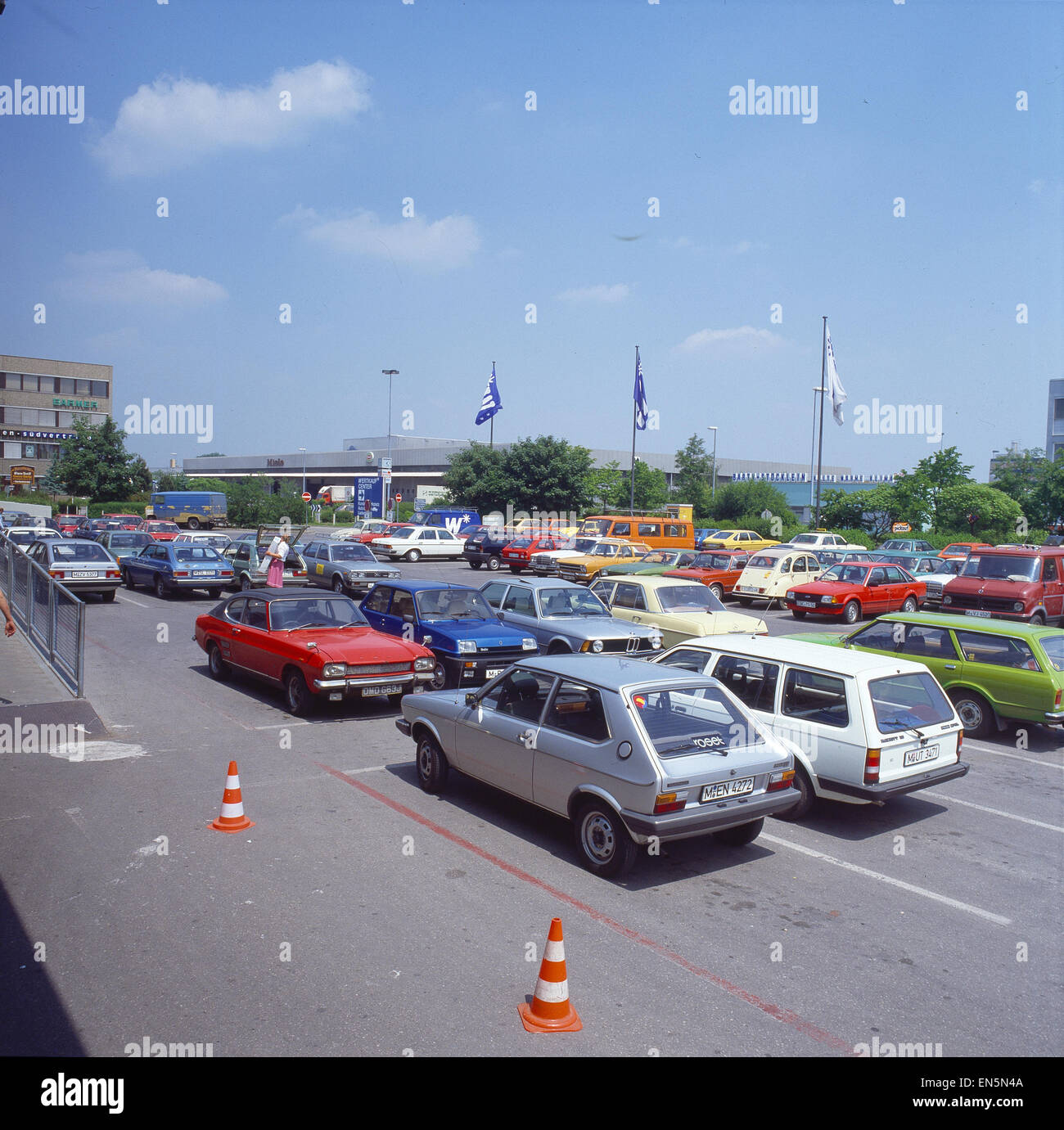Parkende Autos vor einem Einkaufszentrum Foto Stock