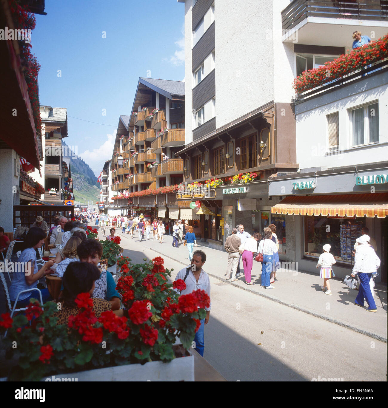 Schweiz, Zermatt, Straßencafes im Zentrum des Ortes Foto Stock