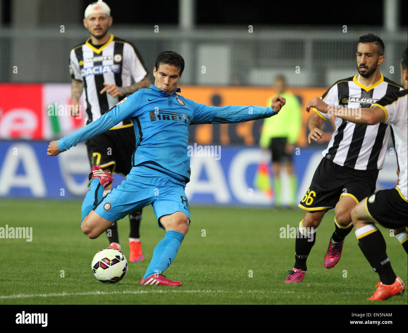 Udine, Italia. 28 Aprile, 2015. Inter Milan il centrocampista Mateo Kovacic  vies con l'Udinese il centrocampista Silvan Widmer durante il campionato  italiano di una partita di calcio tra Udinese e Inter Milano