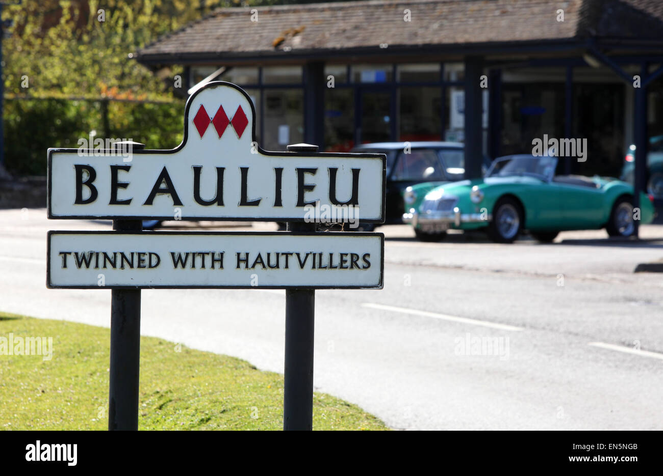 Beaulieu Village di New Forest Hampshire REGNO UNITO cartello stradale con auto classica in background Foto Stock