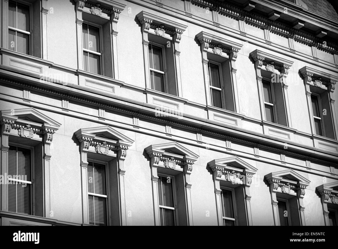 Edificio storico facciata con finestre in Washington DC Foto Stock