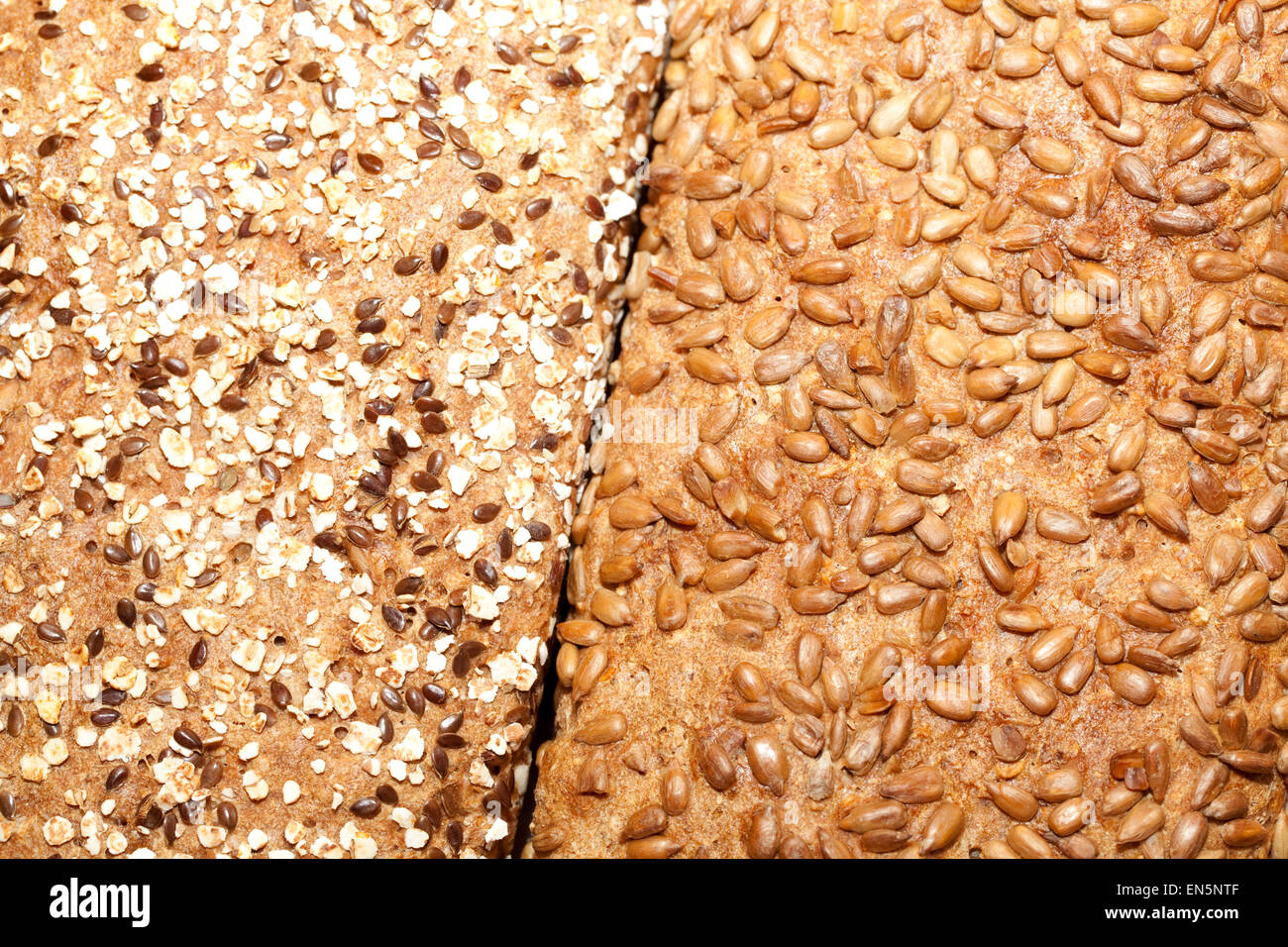 Due tipi di pane con semi di girasole e semi di lino Foto Stock