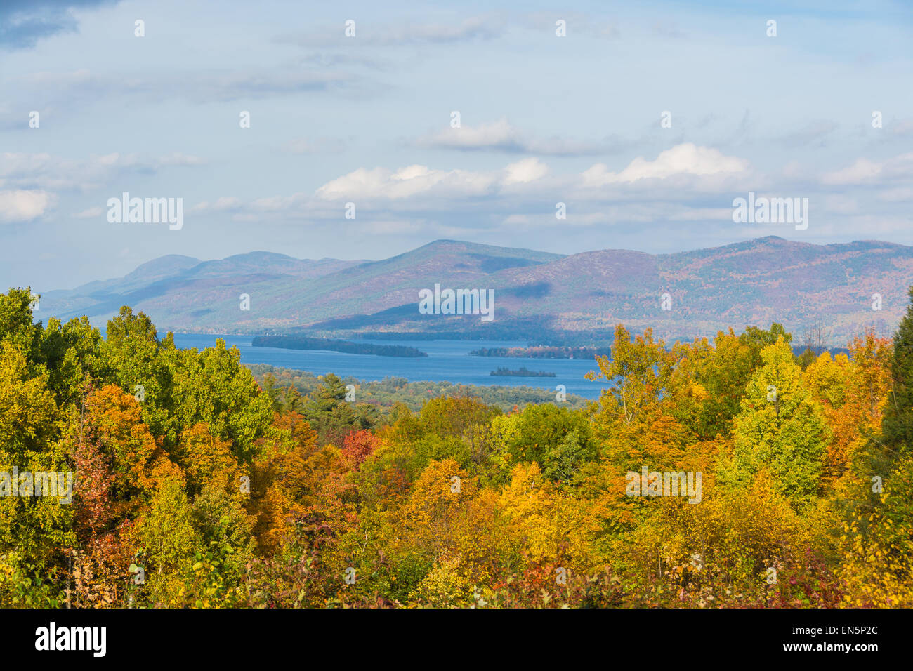 Zoom indietro su Lake George da una panoramica sul Prospect Mountain. Foto Stock