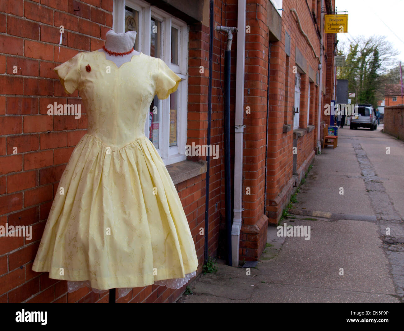 Vintage dress su un manichino al di fuori del negozio, Bridport, Dorset, Regno Unito Foto Stock