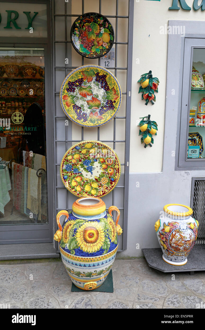 Dipinto a mano ceramica gallery display, Ravello, Italia Foto stock - Alamy