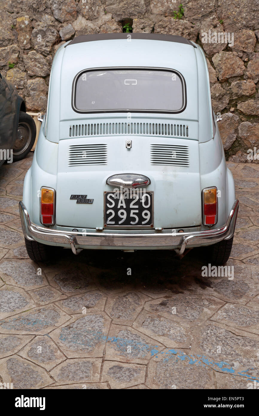 Vecchia Fiat 500 auto parcheggiate in Ravello, Italia. Foto Stock