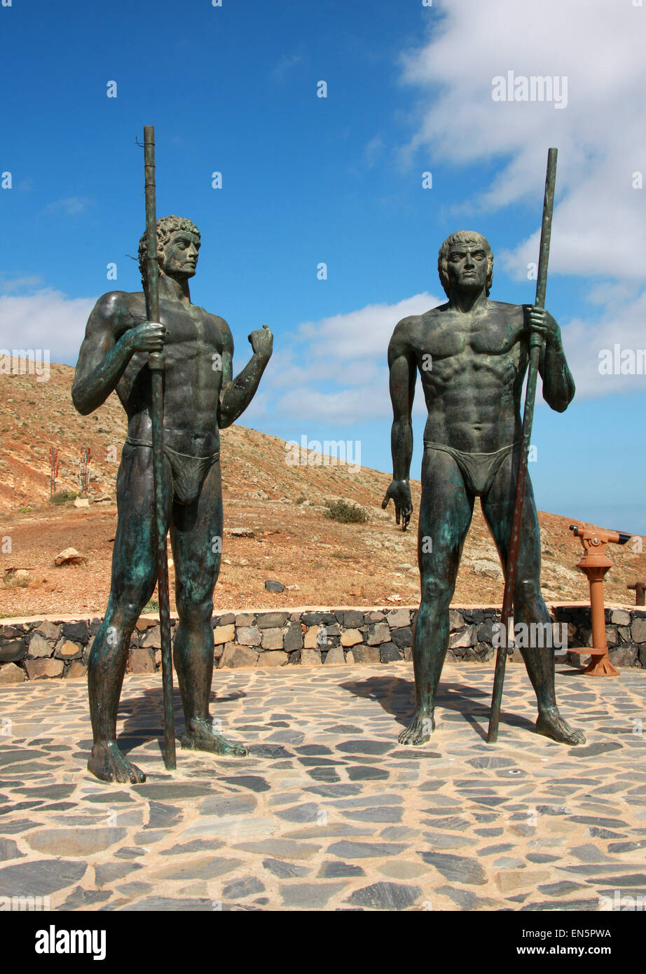 Statue di Re Guanche Guize e Ayose vicino a Mirador Morro, Velosa vicino a Betancuria, Fuerteventura, Isole Canarie, Spagna Foto Stock