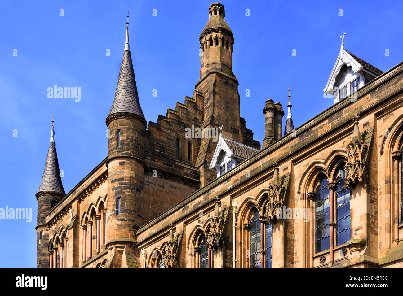 Glasgow University di torri - una pietra miliare di Glasgow costruito nel 1870 in stile gotico in stile revival. Progettato da Sir George Gilbert Foto Stock