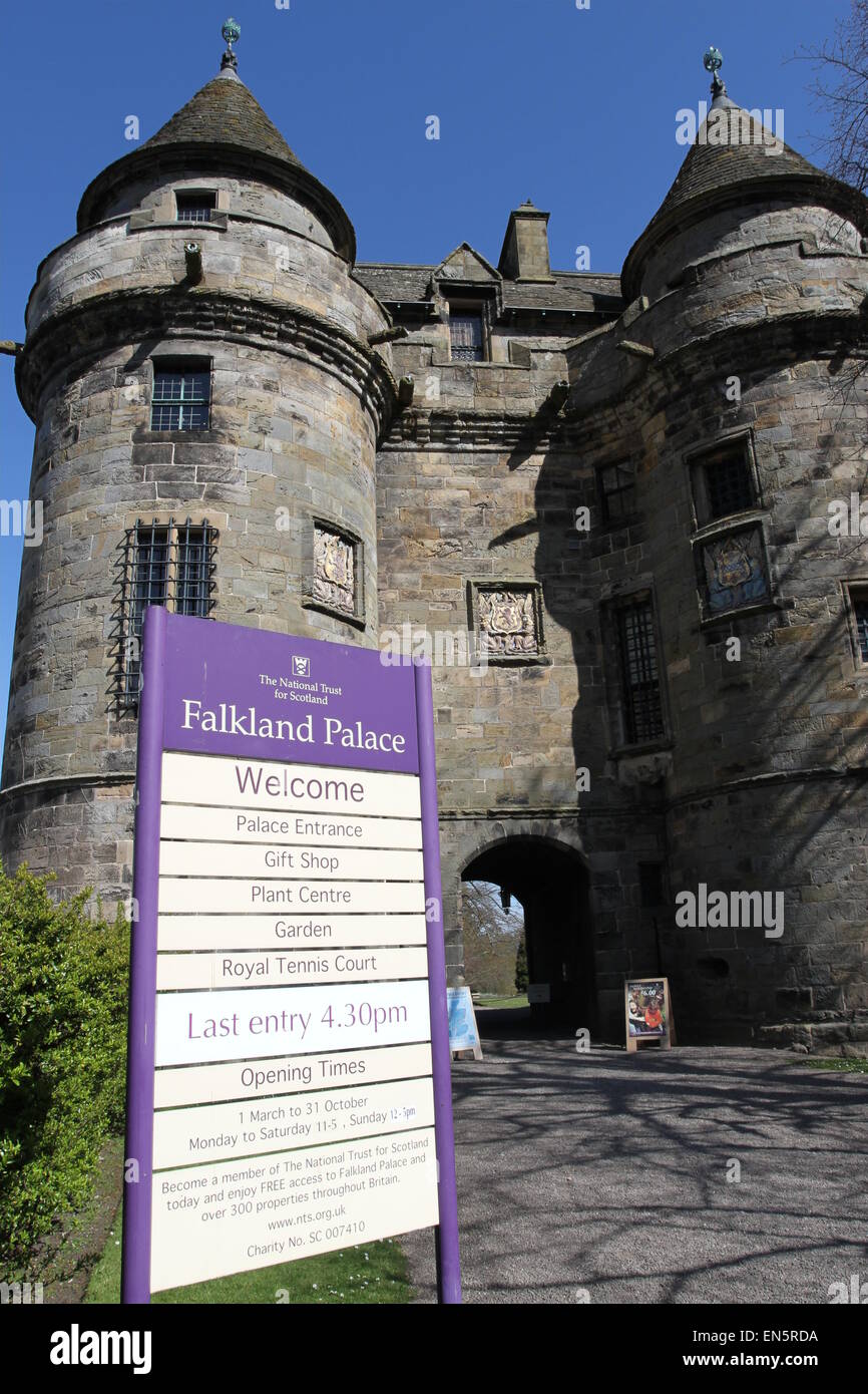 Esterno del Falkland Palace con segno di benvenuto, Fife Scozia Aprile 2015 Foto Stock