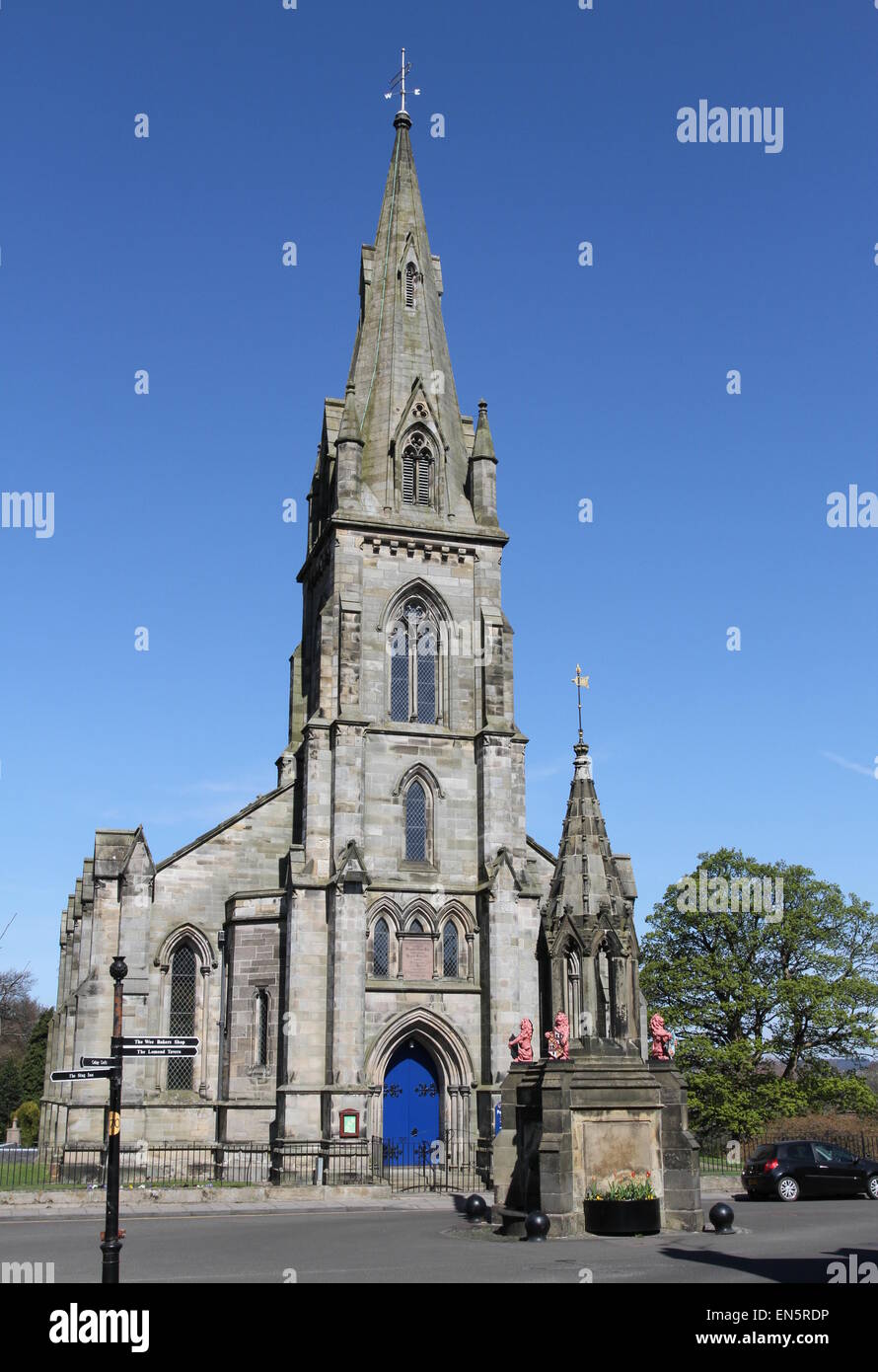 Bruce la fontana e la Chiesa Parrocchiale Falkland Fife Scozia Aprile 2015 Foto Stock