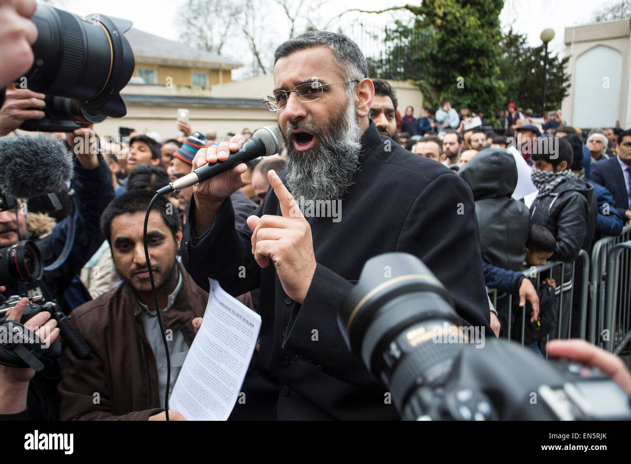 Predicatore Anjem Choudary risolve una folla al di fuori di Regents Park moschea di scoraggiare i musulmani dal voto nelle elezioni generali. Foto Stock