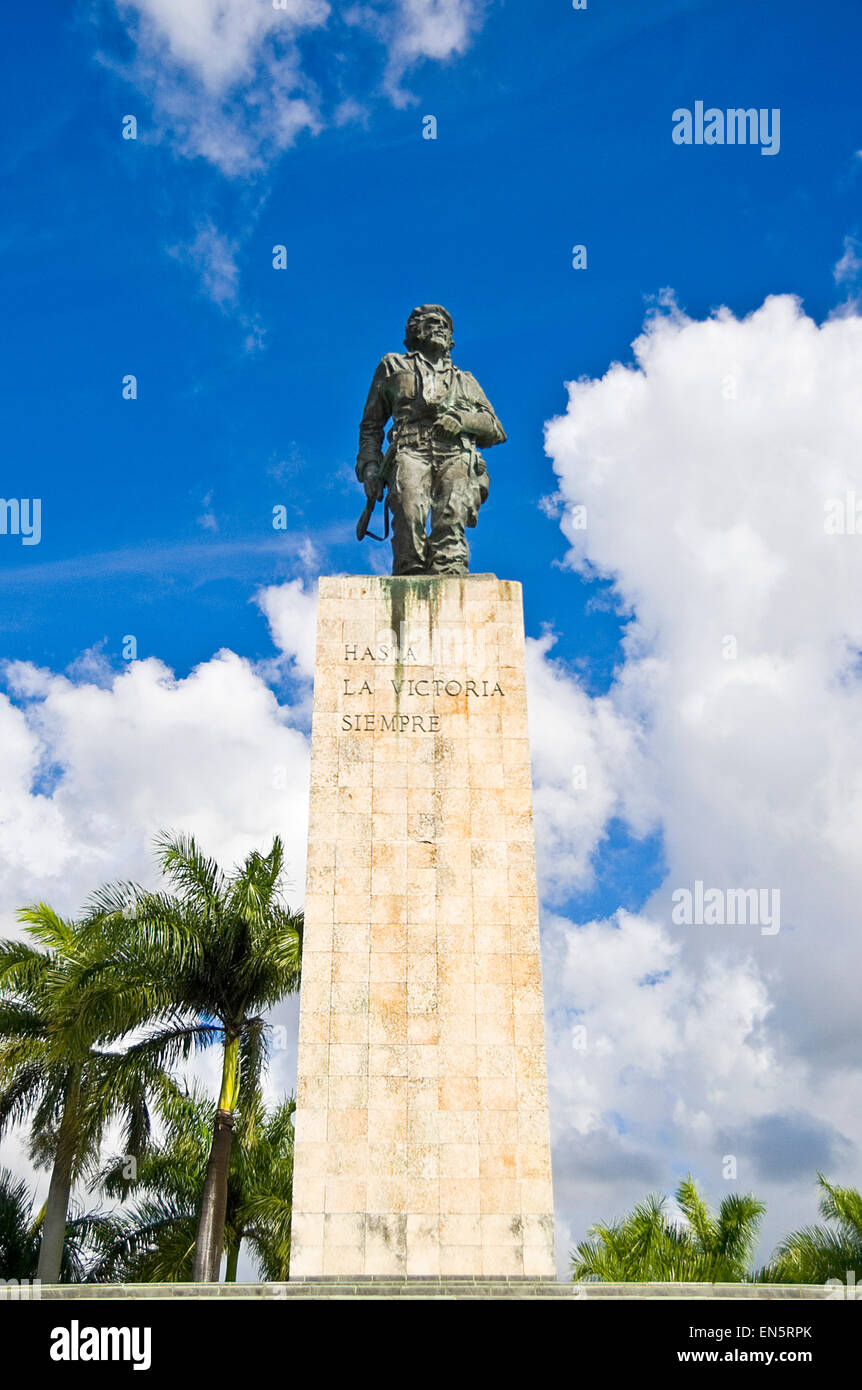 Verticale di vista ravvicinata di Ernesto Che Guevara statua di Santa Clara. Foto Stock