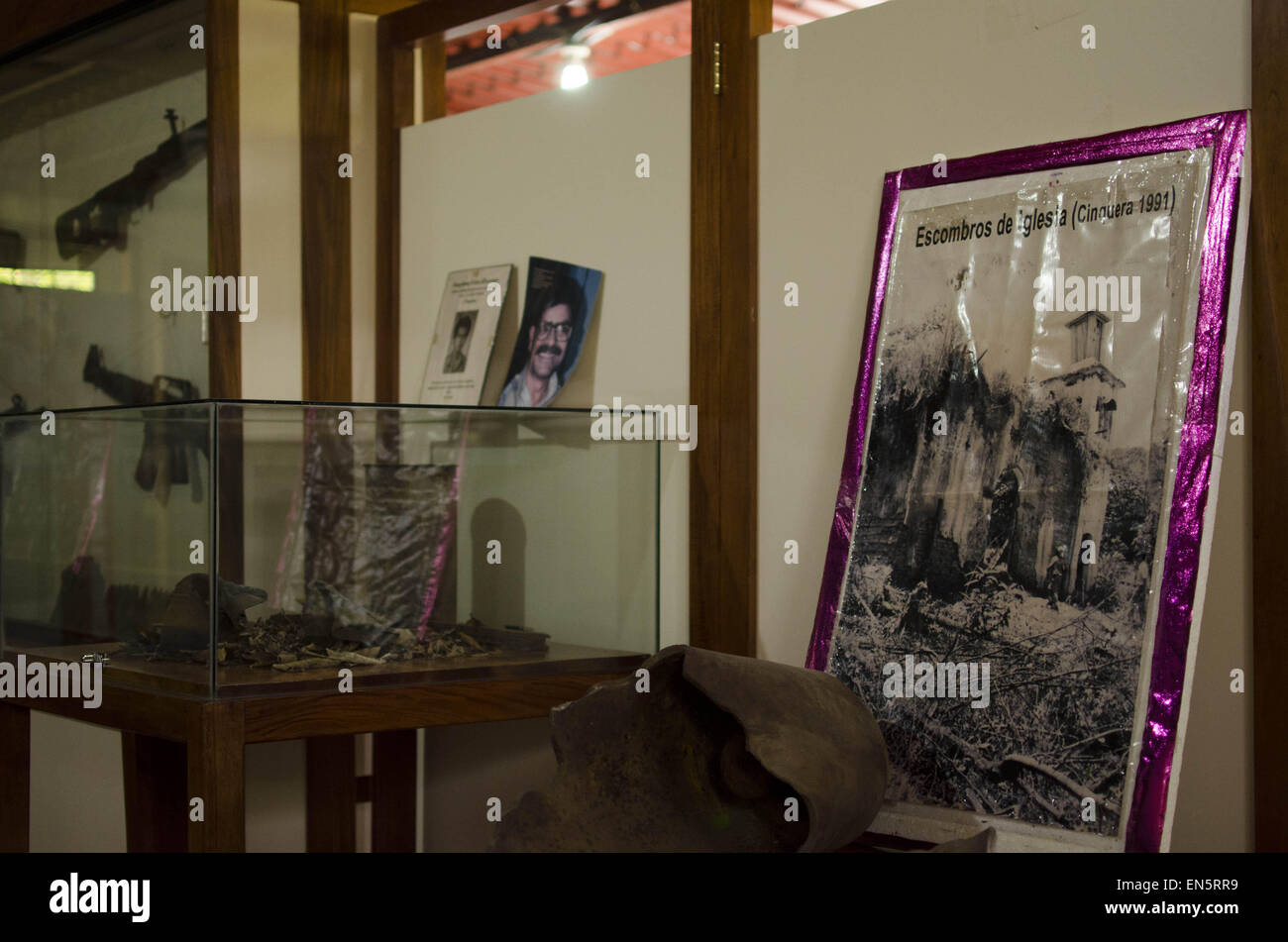 Aprile 24, 2015 - Cinquera, Cabañcome, El Salvador - dietro un frammento di bomba, una fotografia nella memoria storica Museum di Cinquera, nel centro nord di El Salvador, mostra i ruderi della chiesa cattolica, come riscontrato nel 1991. In gran parte distrutto durante la guerra civile e la città fu ripopolata con il processo di pace da parte di ex combattenti e i superstiti che erano fuggiti in Honduras come rifugiati durante gli anni ottanta. (Credito Immagine: © ZUMA filo/ZUMAPRESS.com) Foto Stock