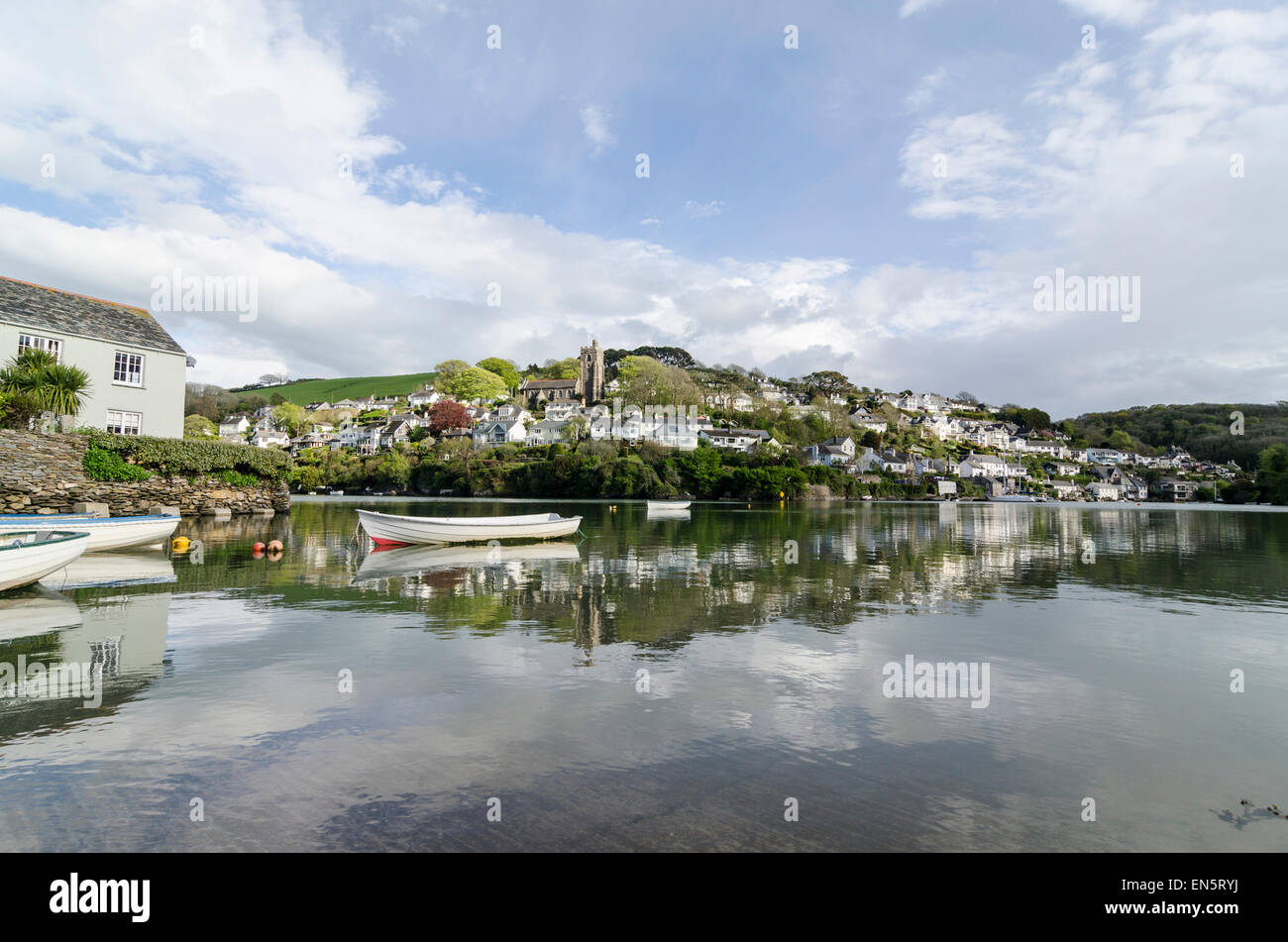 Noss Mayo visto attraverso il fiume Yealm da Newton Ferrers Devon Foto Stock