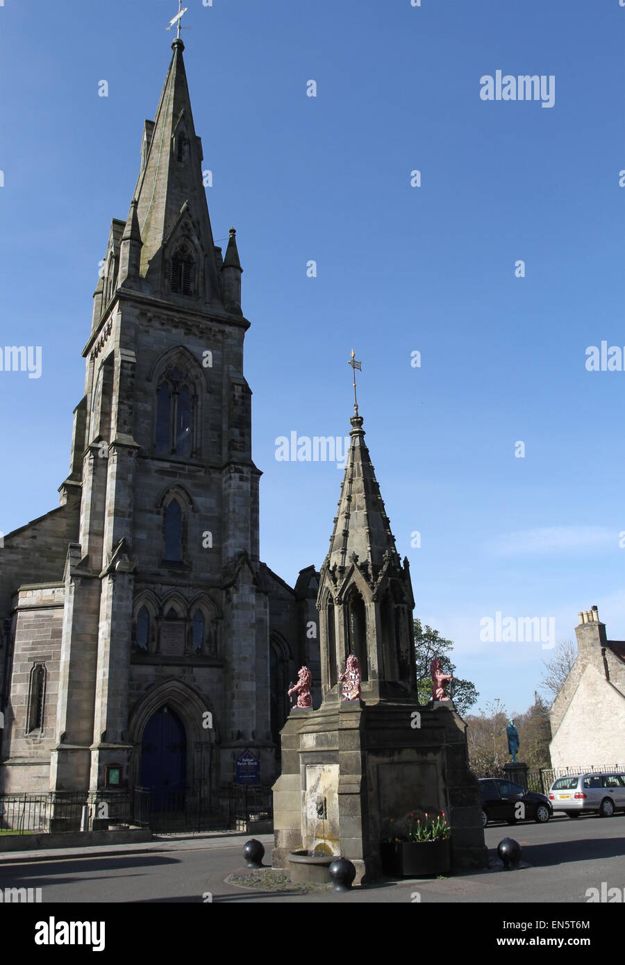 Chiesa Parrocchiale e Bruce Fontana Falkland Fife Scozia Aprile 2015 Foto Stock