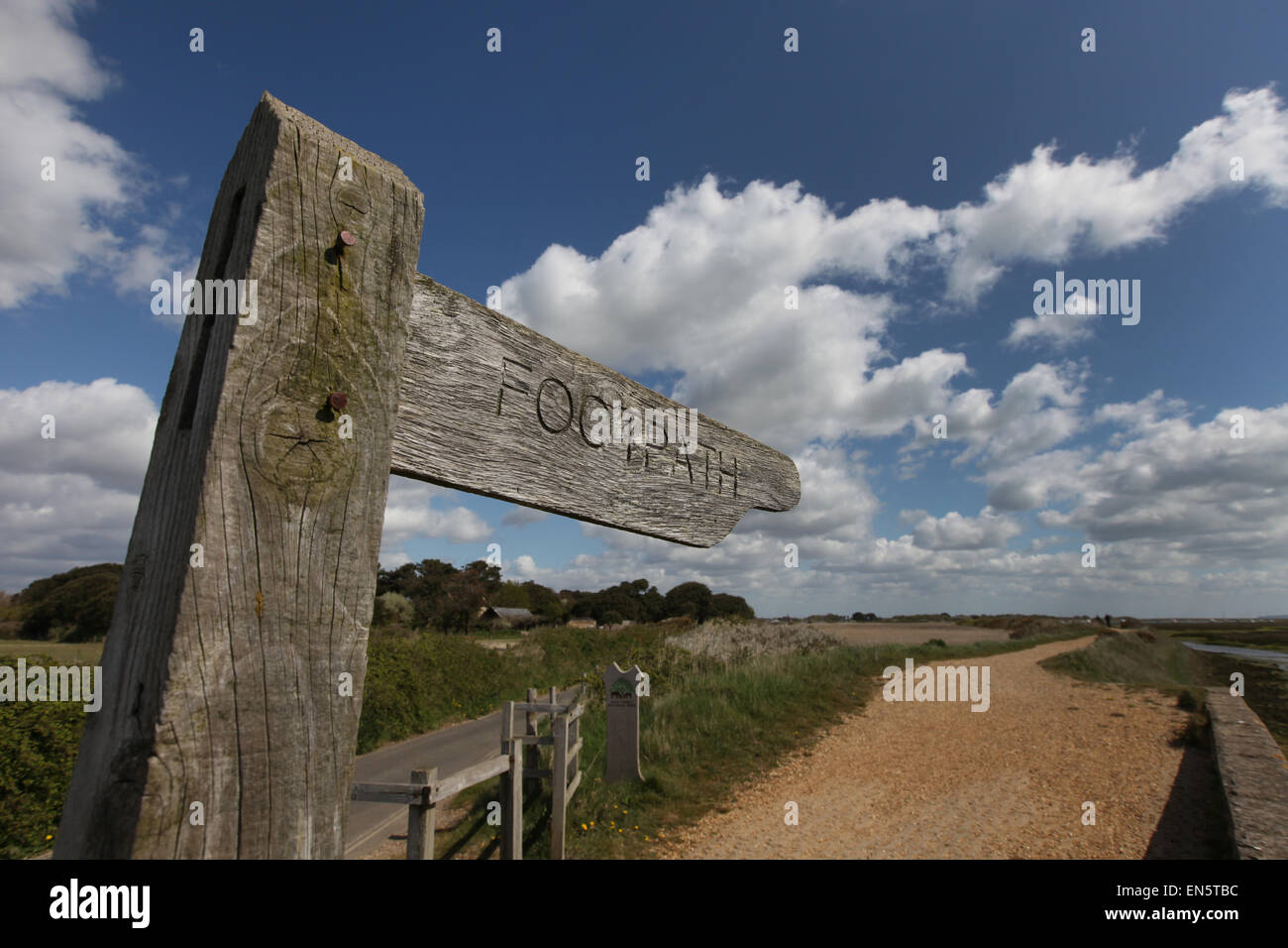 Sentiero segno contro un nuvoloso cielo blu sul Solent modo nella nuova foresta REGNO UNITO Foto Stock