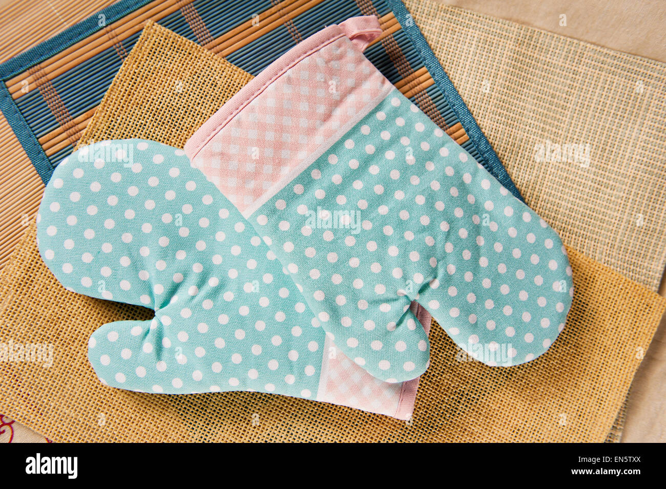 Due cucina tratteggiata i guanti da forno o muffole Foto Stock