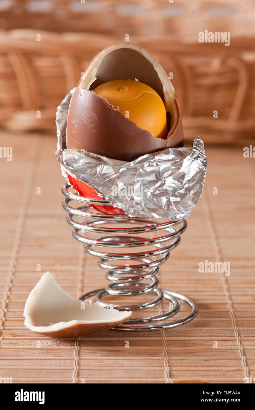 Kinder sorpresa aprire uovo di cioccolato Foto Stock