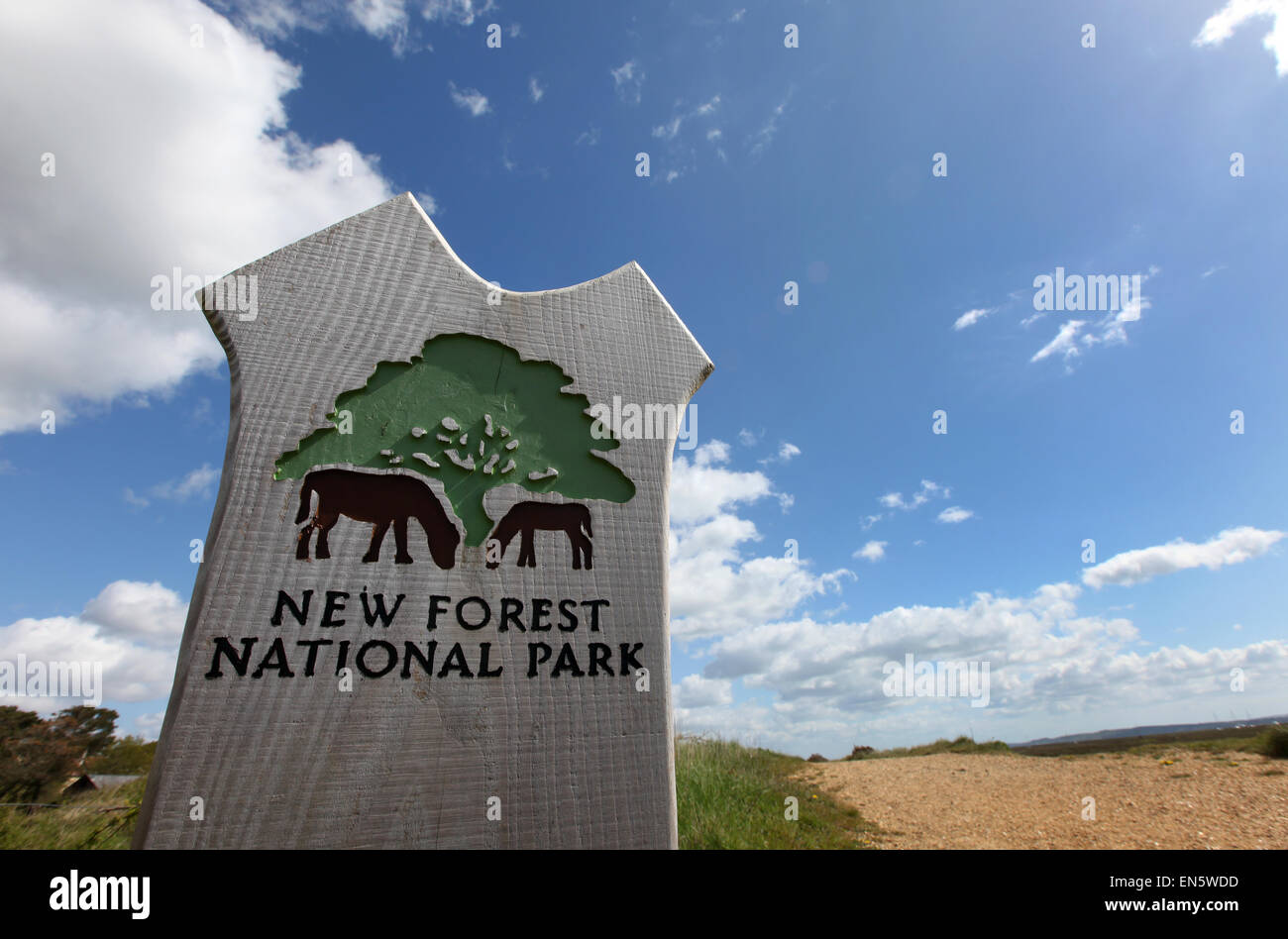 Nuovo Parco Nazionale Foreste segno contro un blu cielo nuvoloso Foto Stock