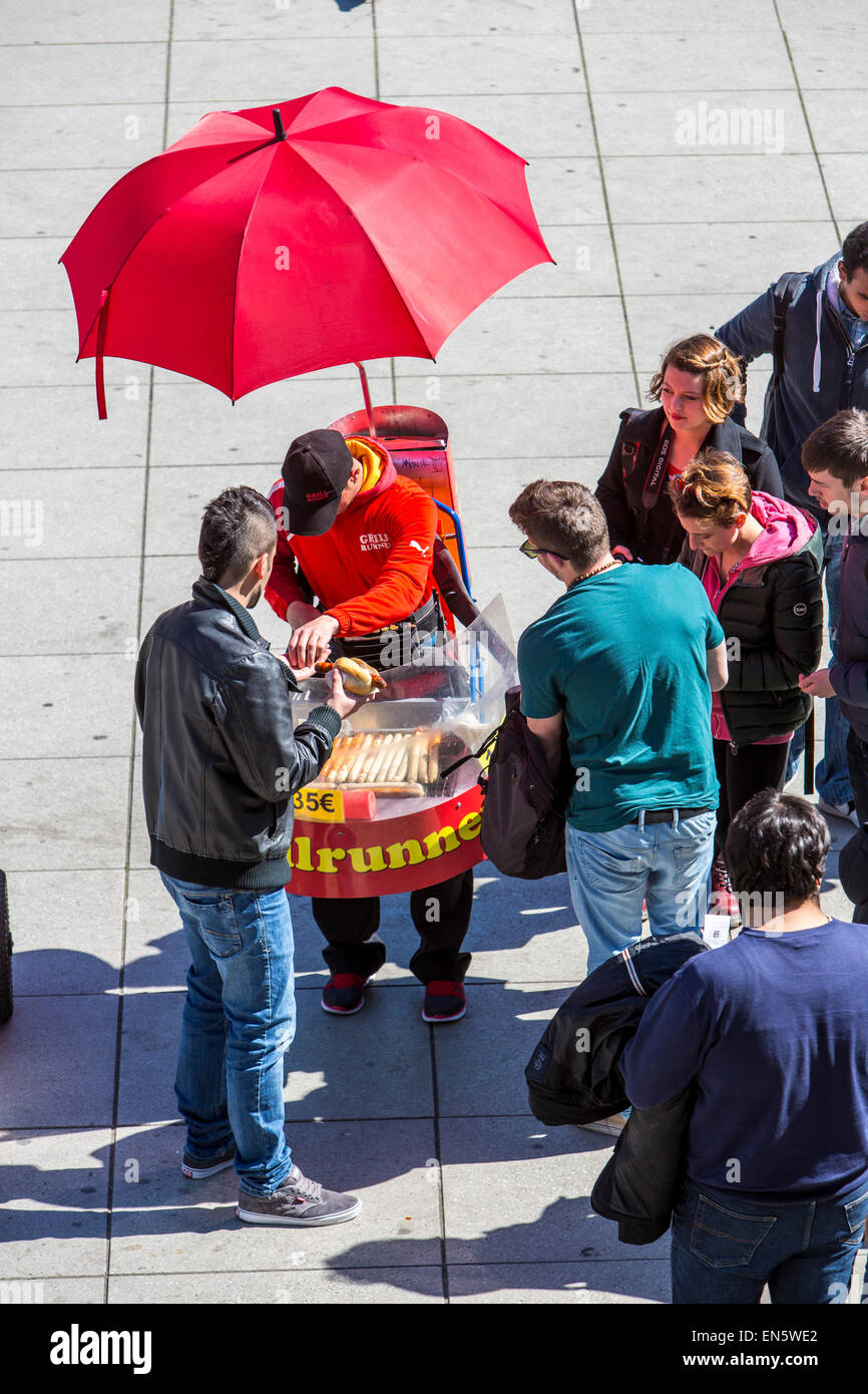 Mobile di fast food, Tedesco il Bratwurst, Tedesco salsiccia fresca da un grill barbeque, barbecue, turisti, Foto Stock