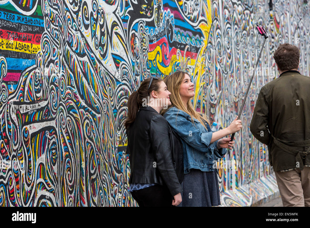 La East side gallery, par dell'ex muro di Berlino, dipinte da artisti da tutto il mondo, open air Museum di Berlino Foto Stock