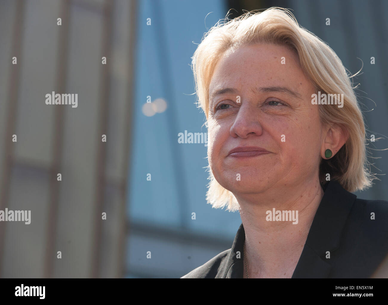 Il verde di leader di partito Natalie Bennett affronta gli studenti in Sheffield durante il 2015 elezioni generali Foto Stock Il verde di leader di partito Natalie Bennett affronta gli studenti in Sheffield durante il 2015 elezioni generali Foto Stock