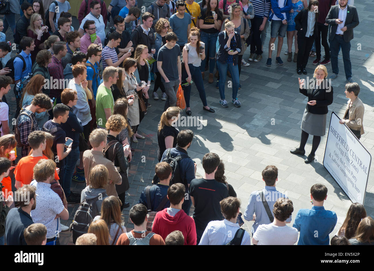 Il verde di leader di partito Natalie Bennett affronta gli studenti in Sheffield durante il 2015 elezioni generali Foto Stock Il verde di leader di partito Natalie Bennett affronta gli studenti in Sheffield durante il 2015 elezioni generali Foto Stock