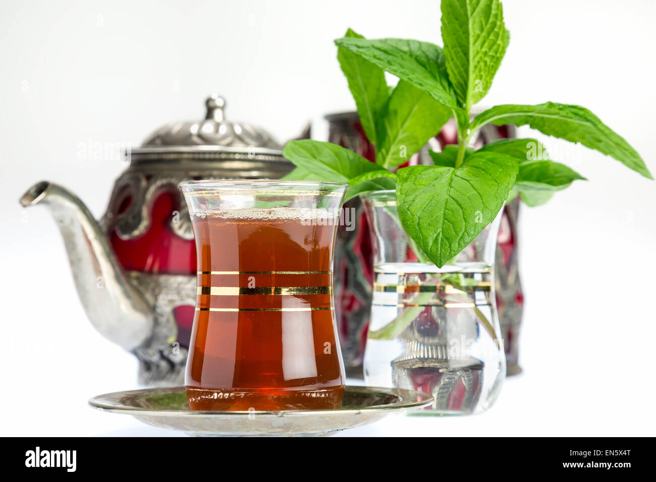 Il tè alla menta - arabo tradizionale bevanda rinfrescante Foto Stock