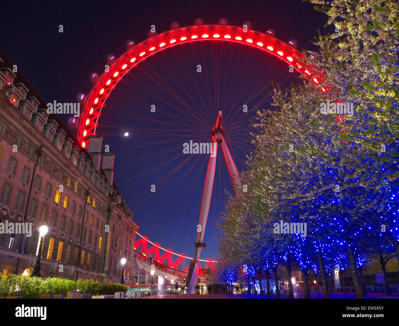 Il London Eye al tramonto invernale con il colore di sponsorizzazione 'Coca Cola' South Bank London, England UK Foto Stock