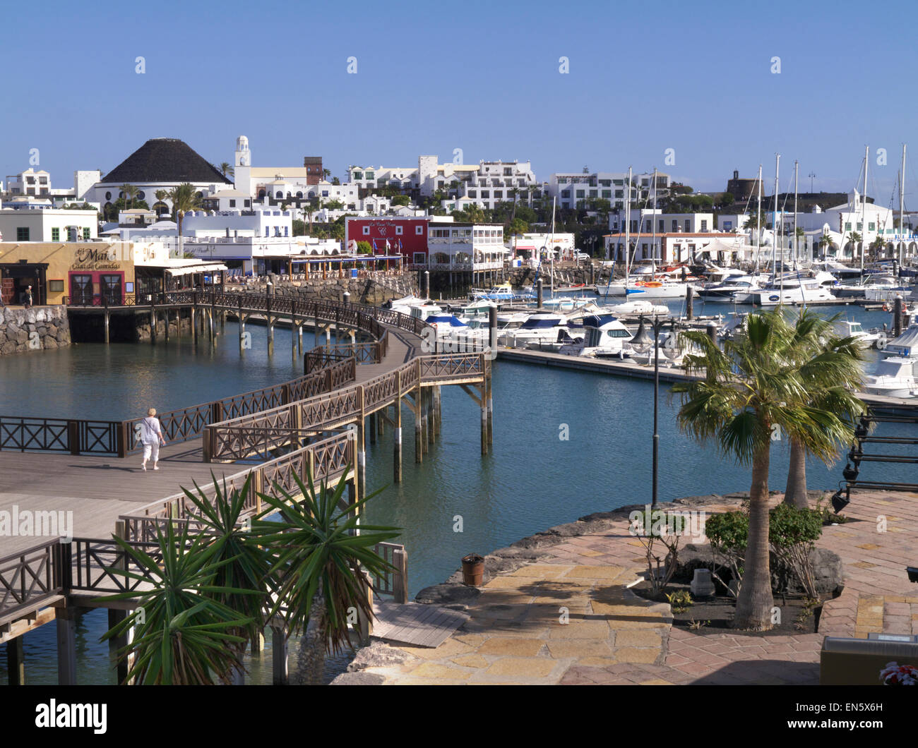 Marina Rubicon boardwalk harbour development resort sulla costa sud occidentale di Lanzarote, Isole Canarie, Spagna Foto Stock