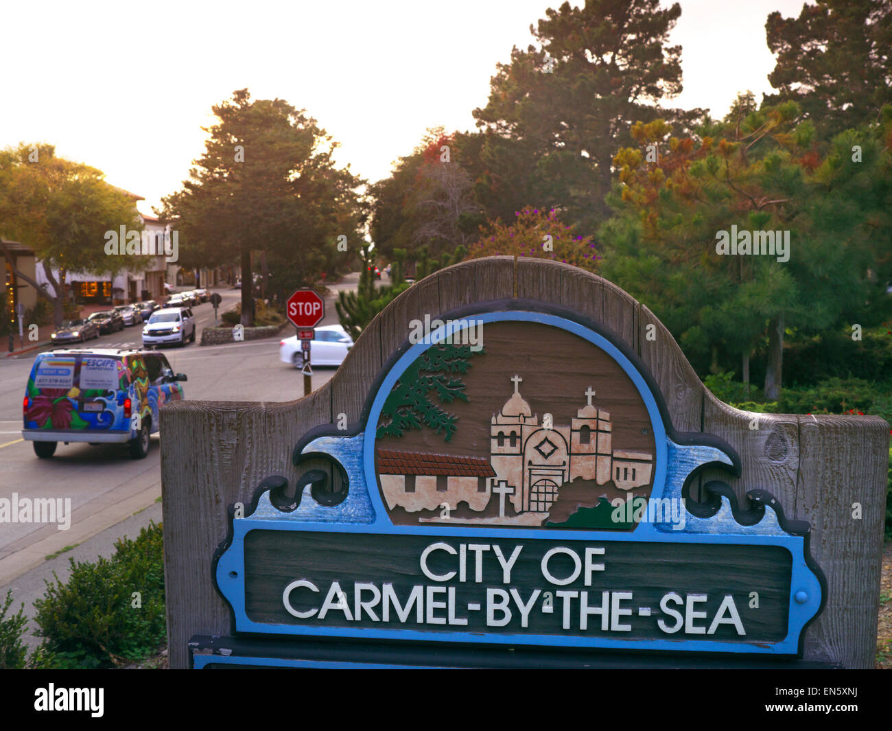 I limiti della città segno con Carmel Mission incisione presso entrata al Carmelo da mare California USA Foto Stock