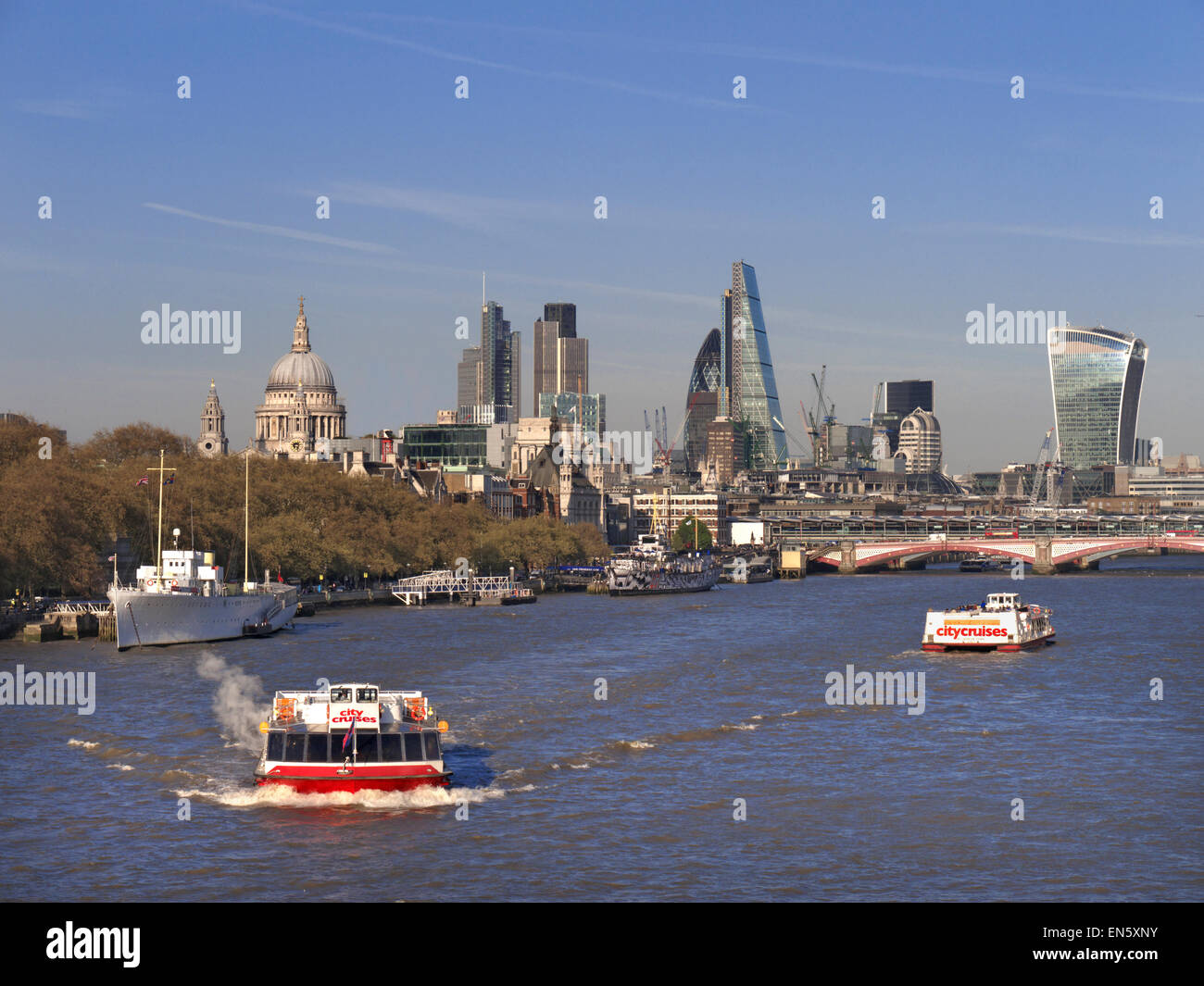 Staycation London City Saint Paul's e River Thames Viewed from Waterloo Bridge London UK con imbarcazioni da diporto in primo piano a Londra REGNO UNITO Foto Stock