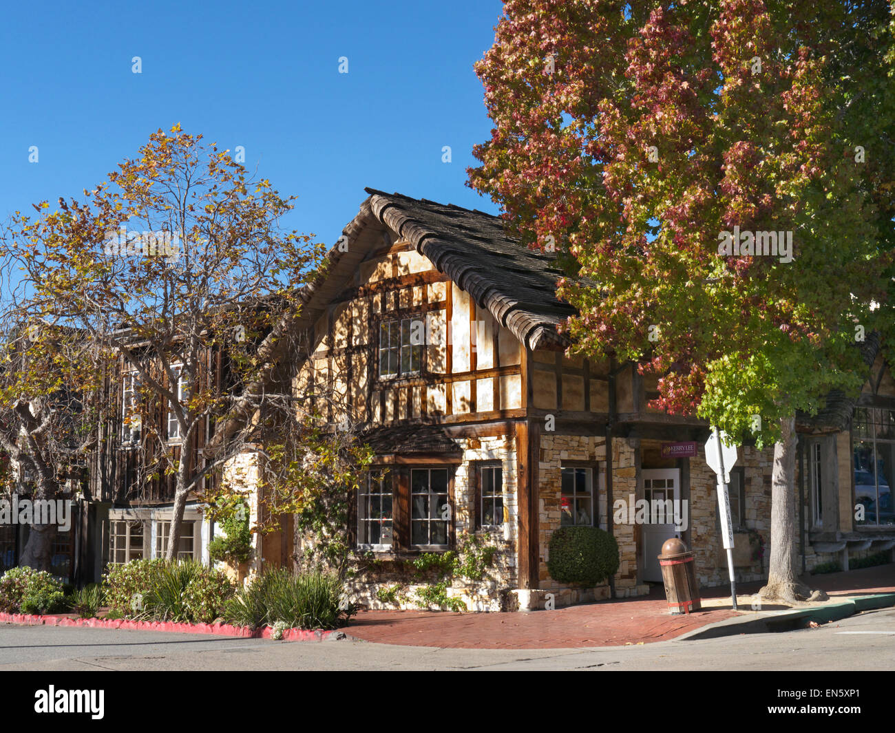 Scena di strada in autunno con negozi gallerie d'arte su Ocean Avenue Carmelo città di mare Monterey County in California Foto Stock