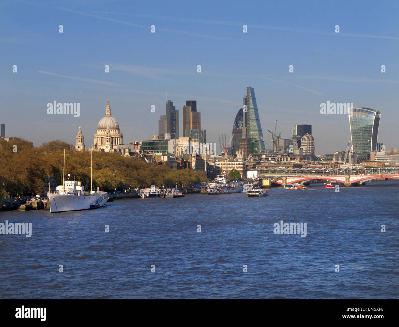 2015 vista della città di Londra San Paolo e il fiume Tamigi da Waterloo Bridge London REGNO UNITO Foto Stock