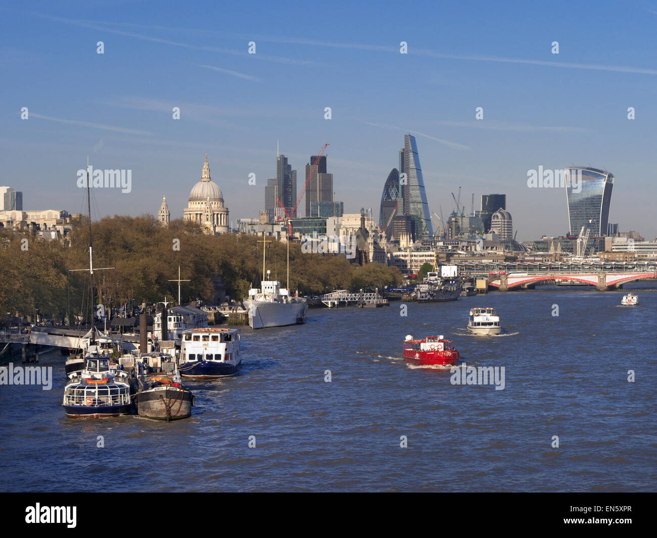 Città di Londra San Paolo e il fiume Tamigi visto da Waterloo Bridge London REGNO UNITO con imbarcazioni da diporto in primo piano London REGNO UNITO Foto Stock