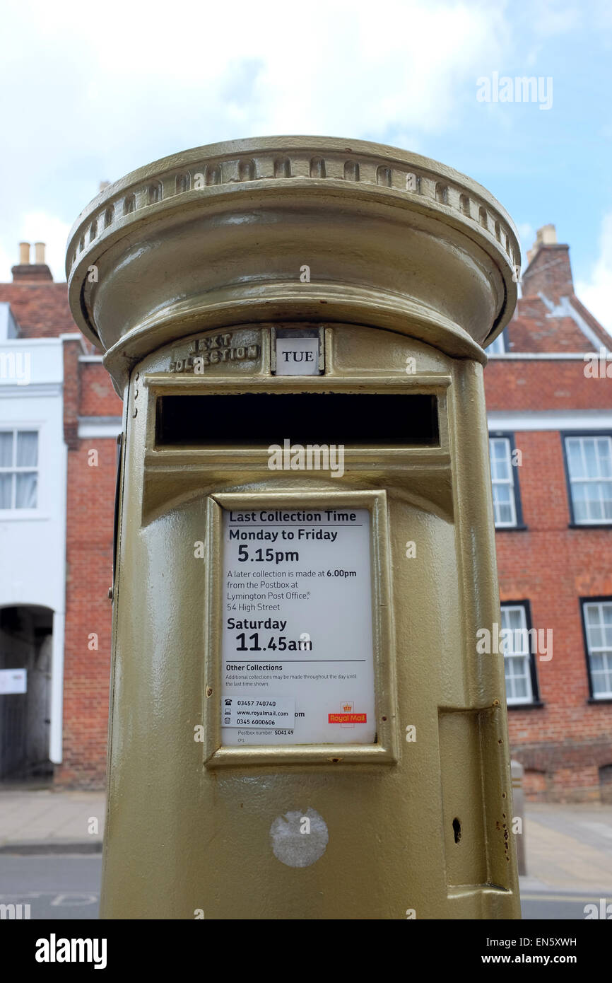 Golden Postbox a Lymington Hampshire Oro dipinta in onore di Ben Ainslie alle olimpiadi Foto Stock