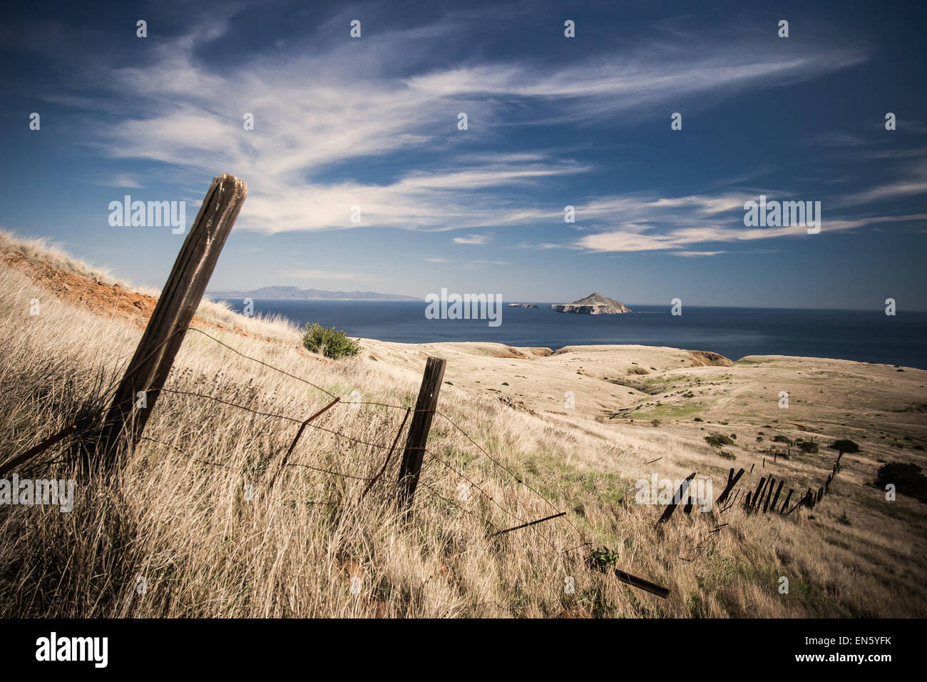 Una vista di Anacapa Island, parte della California il Parco Nazionale delle Channel Islands, come visto dal lato est dell isola di Santa Cruz Foto Stock