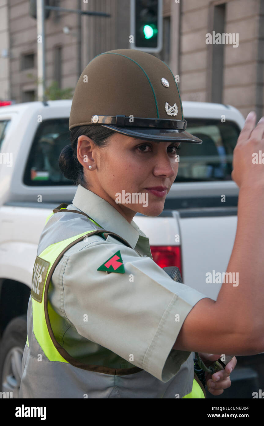 Carabinera o poliziotta dirigere traffico fuori La Moneda, Santiago de Cile Foto Stock