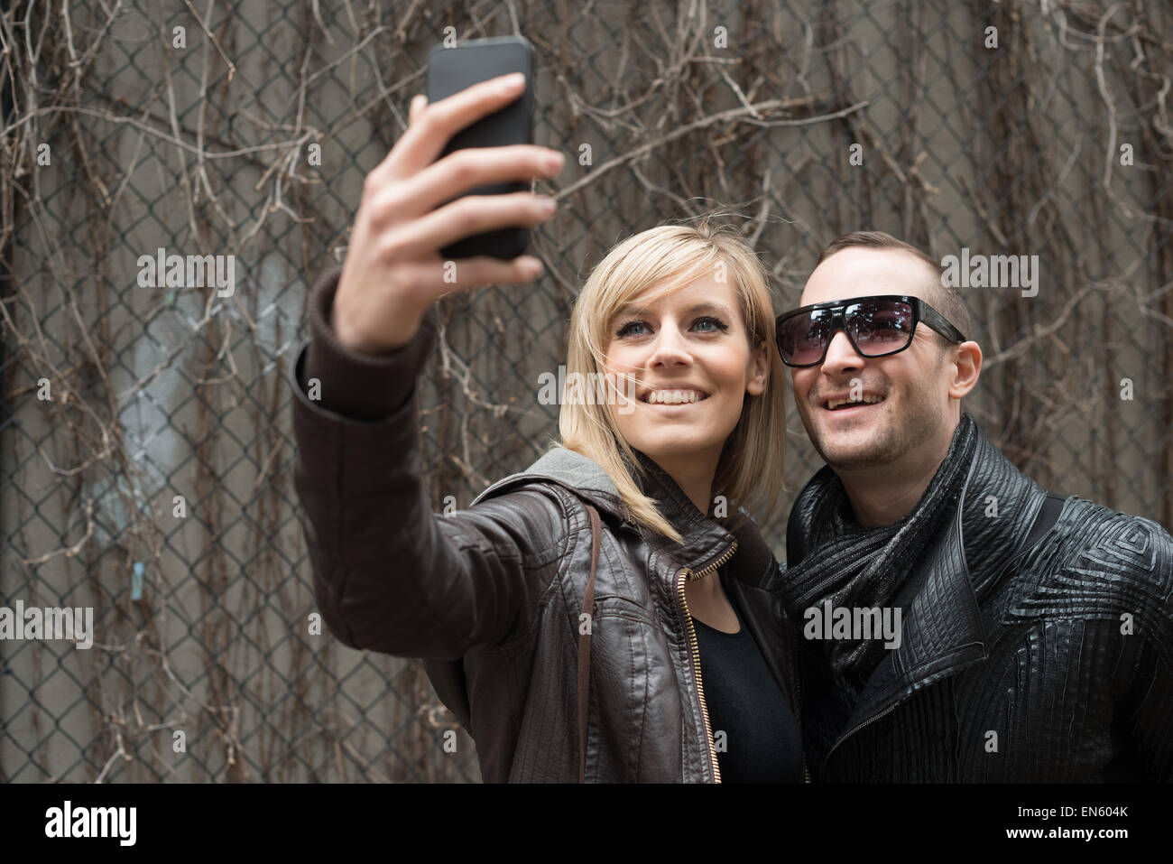 Coppia giovane tenendo selfie sorridente Foto Stock