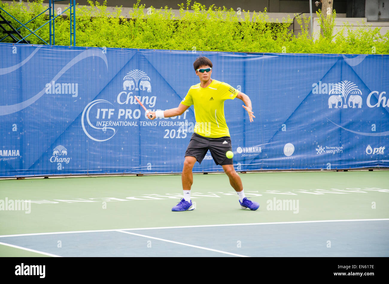 Bangkok, Tailandia. 28 Aprile, 2015. Kittiphong W. di Thailandia a Chang ITF (Federazione Internazionale di Tennis) circuito Pro 2015 aprile 28, 2015 a Bangkok, in Thailandia. Credito: Chatchai Somwat/Alamy Live News Foto Stock