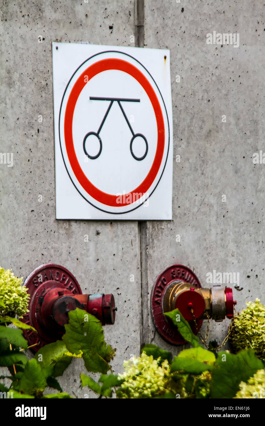 Un reparto antincendio collegamento e segno per carrelli pumper per la fornitura di acqua fire i collegamenti delle scale e dei sistemi sprinkler Foto Stock