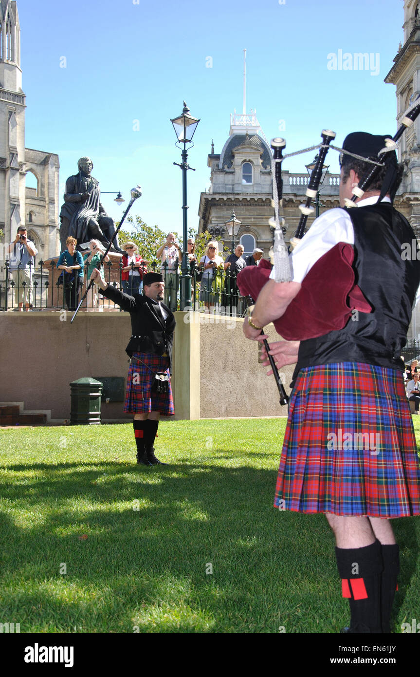 DUNEDIN, Nuova Zelanda, 21 febbraio 2010: pipe band membri eseguire in Dunedin Pipe Band concorrenza sul 21-2-2010 Foto Stock