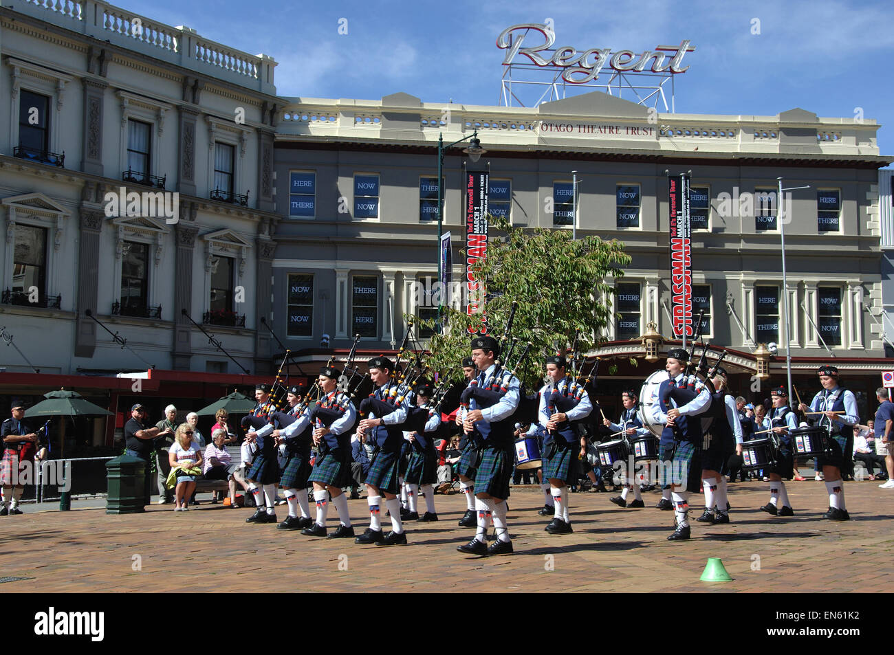 DUNEDIN, Nuova Zelanda, 21 febbraio 2010: una scuola band suona in Dunedin Pipe Band concorrenza sul 21-2-2010 Foto Stock