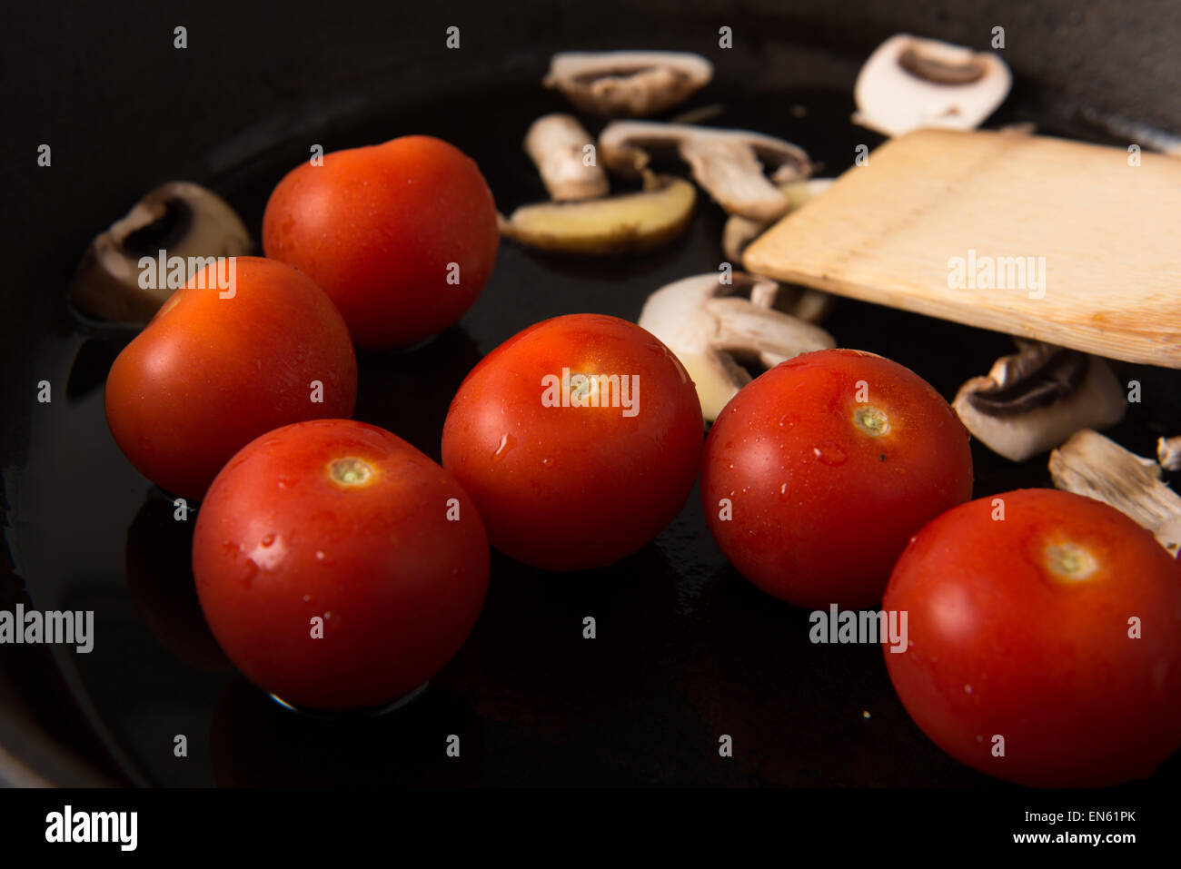 Serie: Striscia di grigliatura Bistecca di lombo in ghisa Padella: Ingredienti funghi tagliati a fettine e i pomodori preparati prima Foto Stock
