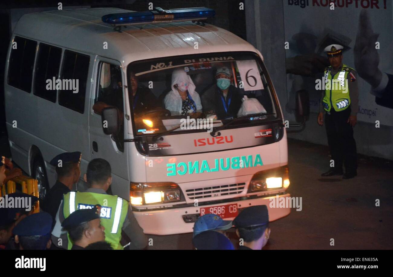 Cilacap. 29 apr, 2015. Foto realizzata il 29 aprile 2015 illustra un ambulanza che trasportano il corpo di uno degli otto condannato a morte i prigionieri guida fuori da Nusakambangan isola prigione in Cilacap, Indonesia. L'esecuzione di otto farmaco e omicidio caso forzati, tra cui sette stranieri, è stato completato al 00:25 a.m. western tempo indonesiano Mercoledì (17:25 GMT martedì), una rete televisive nazionali segnalati. Credito: Himawan Nugraha/Xinhua/Alamy Live News Foto Stock