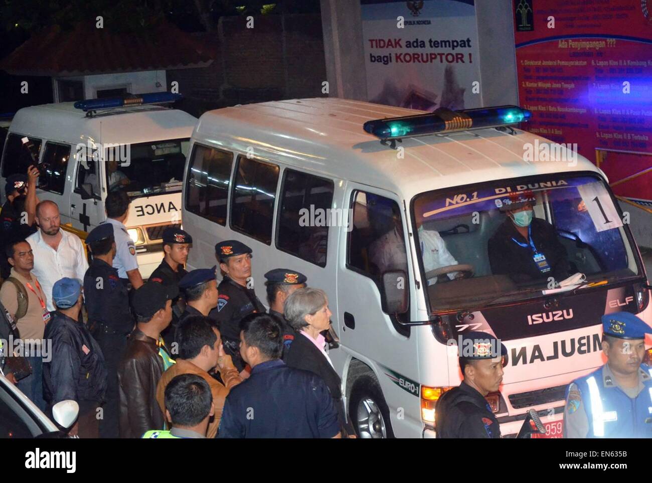 Cilacap. 29 apr, 2015. Foto realizzata il 29 aprile 2015 illustra le ambulanze che trasportano corpi di condannato a morte i prigionieri guida fuori da Nusakambangan isola prigione in Cilacap, Indonesia. L'esecuzione di otto farmaco e omicidio caso forzati, tra cui sette stranieri, è stato completato al 00:25 a.m. western tempo indonesiano Mercoledì (17:25 GMT martedì), una rete televisive nazionali segnalati. Credito: Himawan Nugraha/Xinhua/Alamy Live News Foto Stock