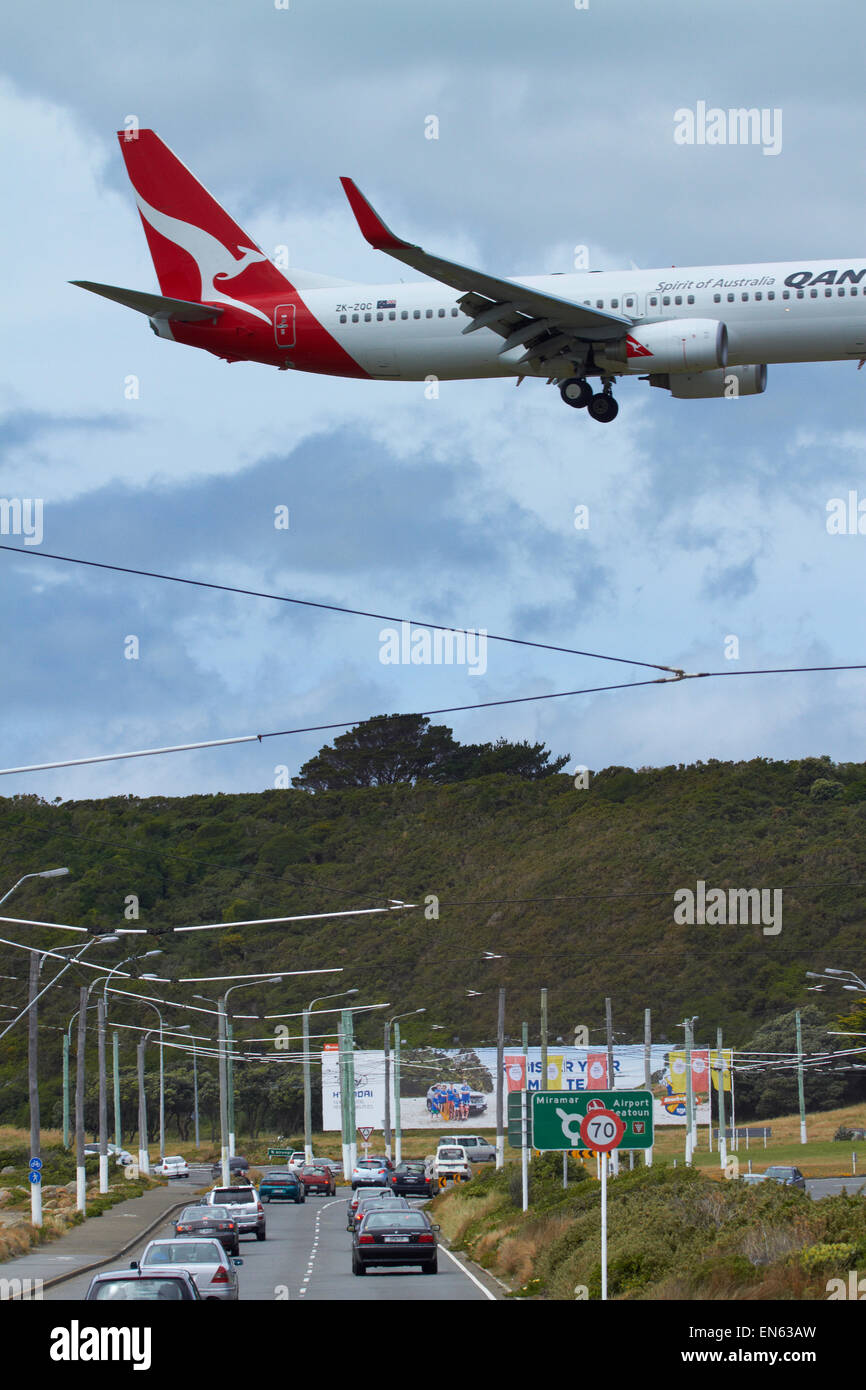 Qantas Boeing 737-800 atterraggio all'aeroporto internazionale di Wellington, Wellington, Isola del nord, Nuova Zelanda Foto Stock