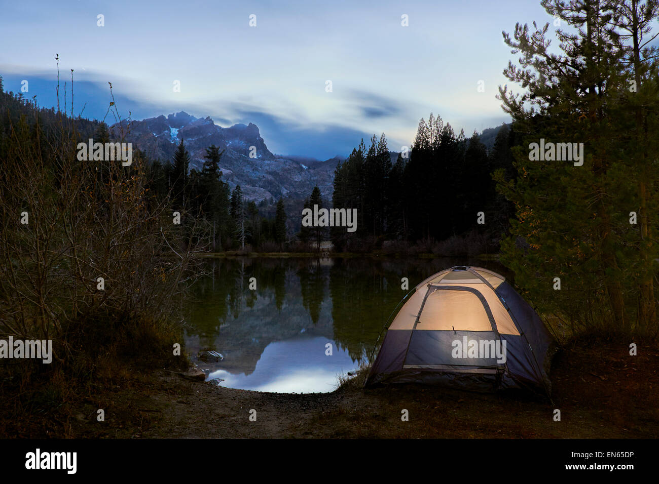 Una tenda sul bordo di un lago di montagna al tramonto nelle montagne della  Sierra Nevada della California del Nord Foto stock - Alamy